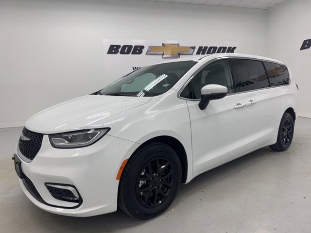 2023 Chrysler Pacifica Touring L's photo