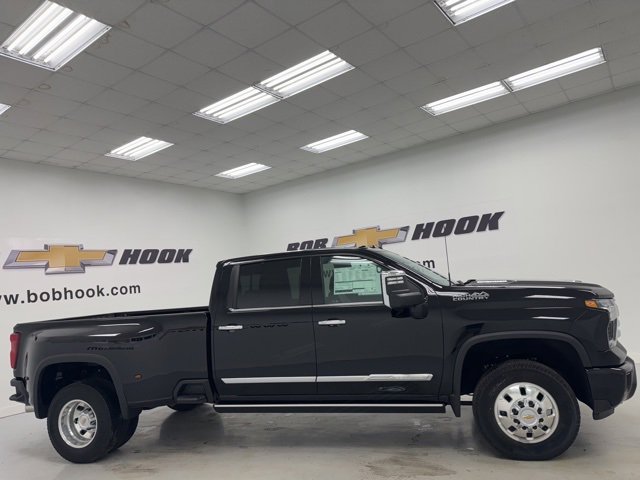 2025 Chevrolet Silverado 3500HD High Country photo 2