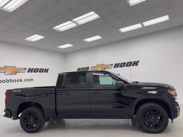 2023 Chevrolet Silverado 1500 Custom photo 2