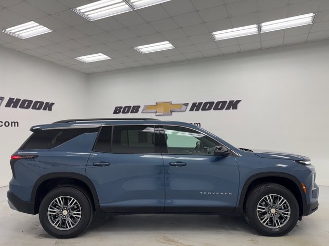 2024 Chevrolet Traverse photo 2