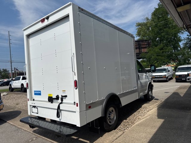 2025 Chevrolet Express 3500 Cutaway Van photo 4