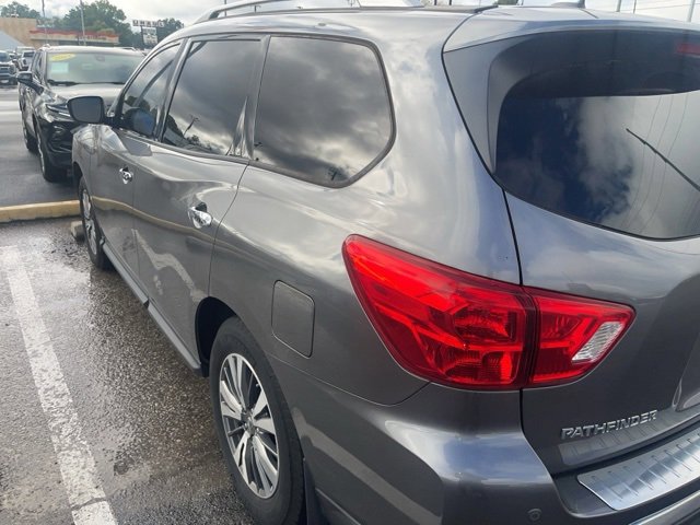 2017 Nissan Pathfinder SL photo 3