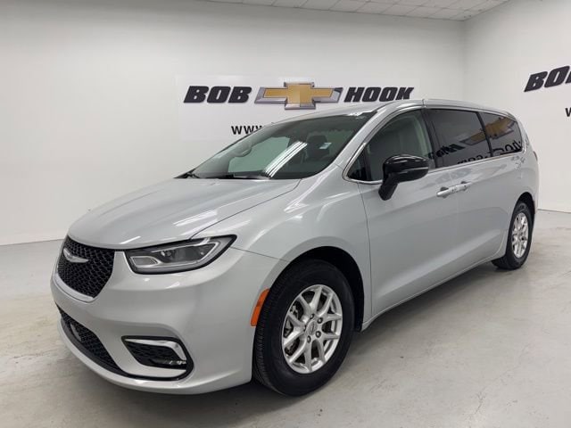 2024 Chrysler Pacifica Touring L's photo