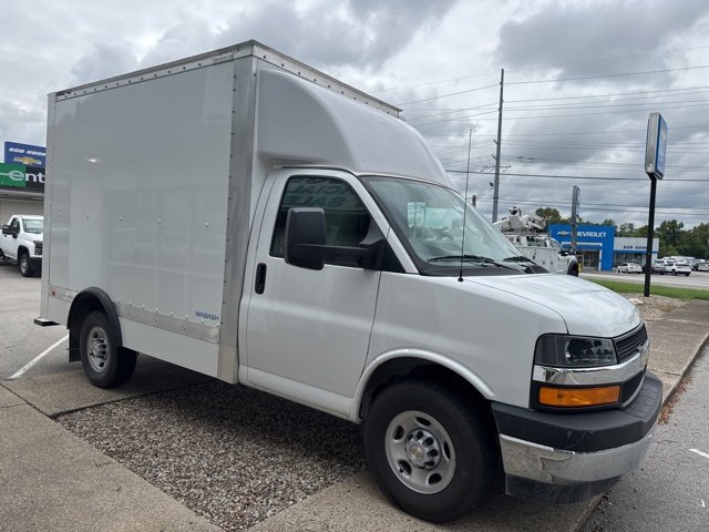 2025 Chevrolet Express 3500 Cutaway Van photo 3