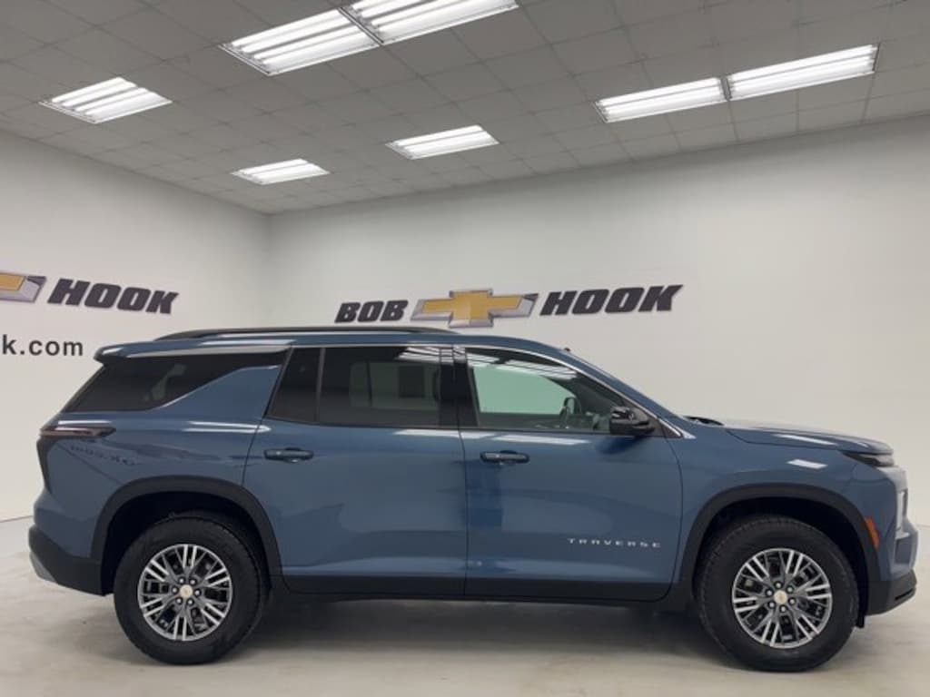 Used 2024 Chevrolet Traverse LT SUV
