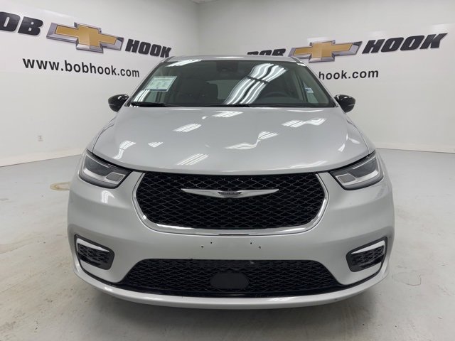 2024 Chrysler Pacifica Touring L photo 2