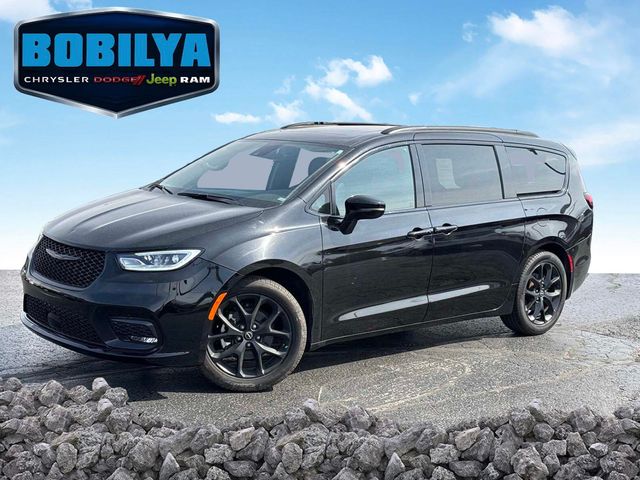 2025 Chrysler Pacifica Limited's photo