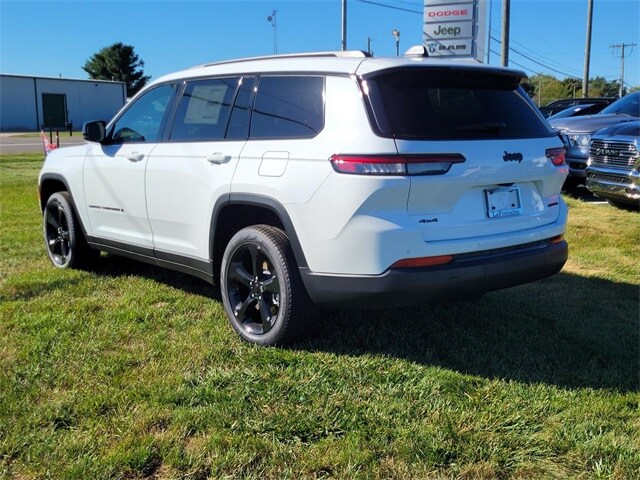 2025 Jeep Grand Cherokee Limited photo 2