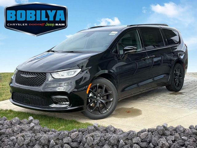 2026 Chrysler Pacifica Select's photo