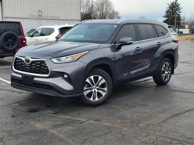 2023 Toyota Highlander XLE's photo