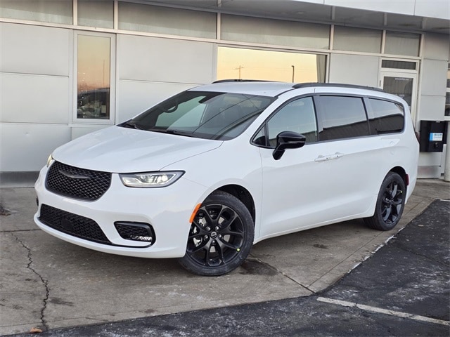 2026 Chrysler Pacifica Select's photo