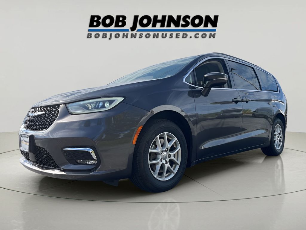 2022 Chrysler Pacifica Touring L photo 2