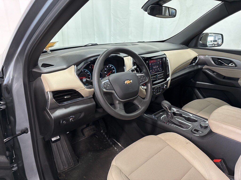 2023 Chevrolet Traverse LS photo 2