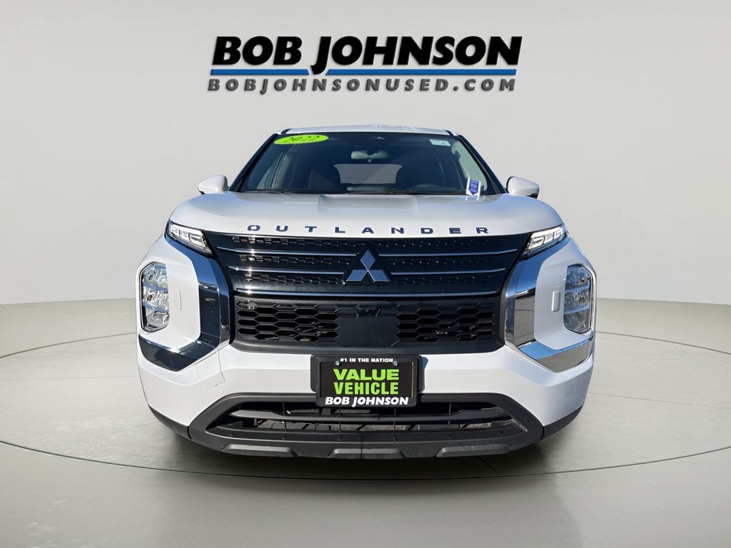 2022 Mitsubishi Outlander ES photo 2