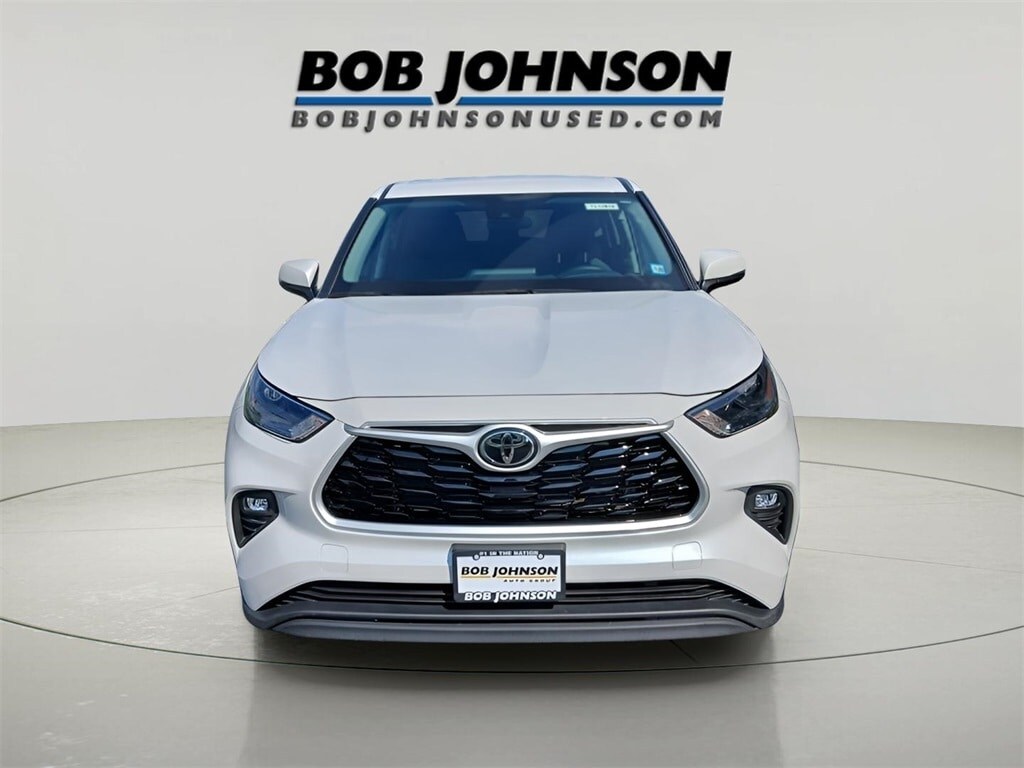 2022 Toyota Highlander LE photo 2