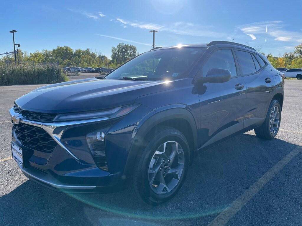 2024 Chevrolet Trax LT photo 2