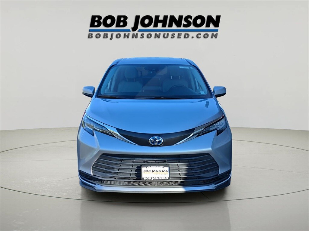 2021 Toyota Sienna LE photo 2