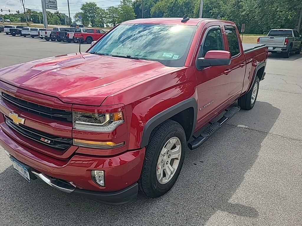 2018 Chevrolet Silverado 1500 LT photo 2