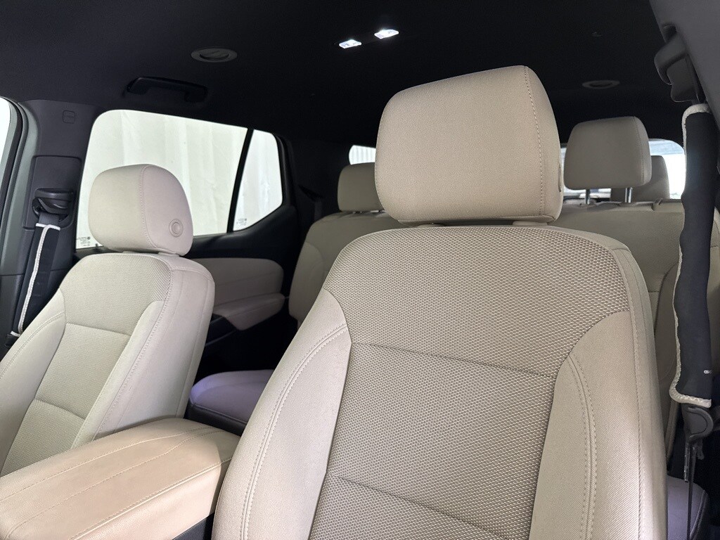 2023 Chevrolet Traverse LS photo 3