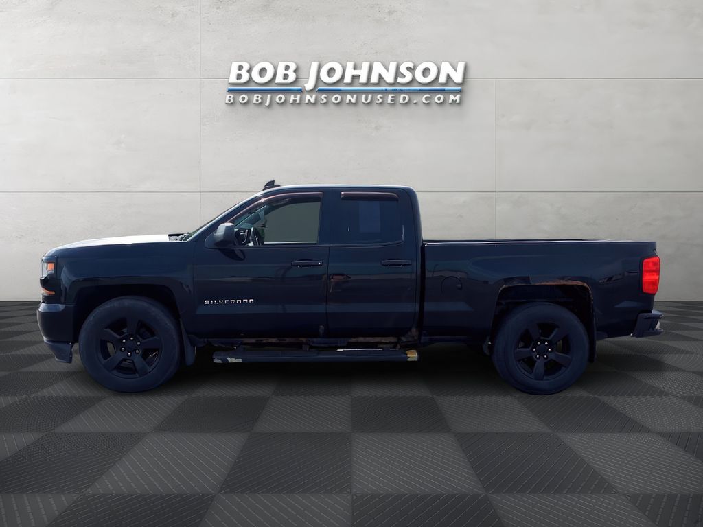 2017 Chevrolet Silverado 1500 Custom photo 4