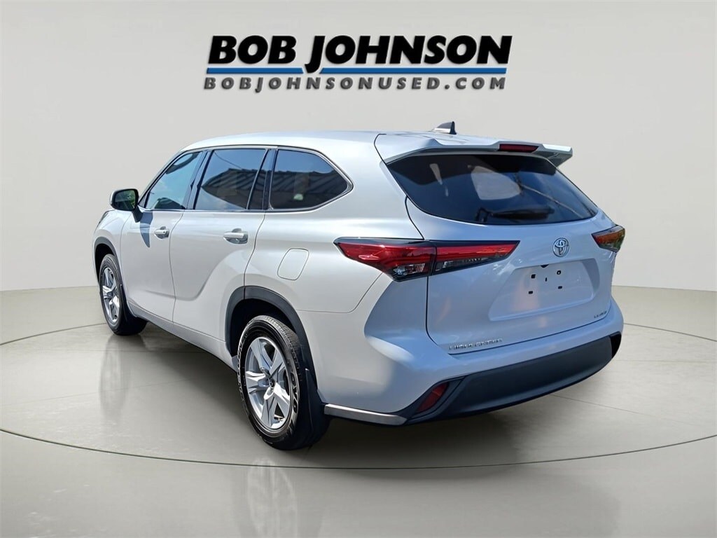 2022 Toyota Highlander LE photo 4