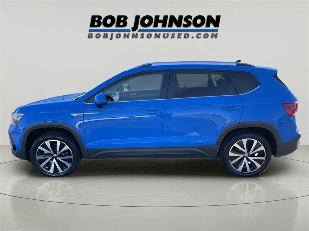 2023 Volkswagen Taos SE photo 3