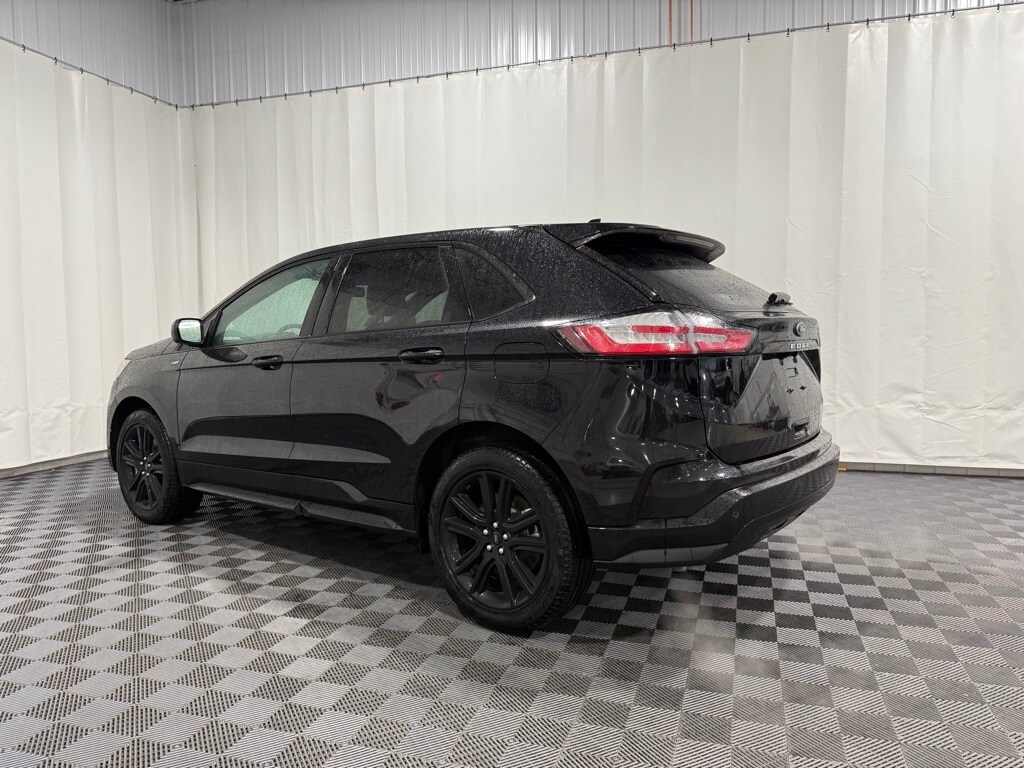 2024 Ford Edge ST photo 2