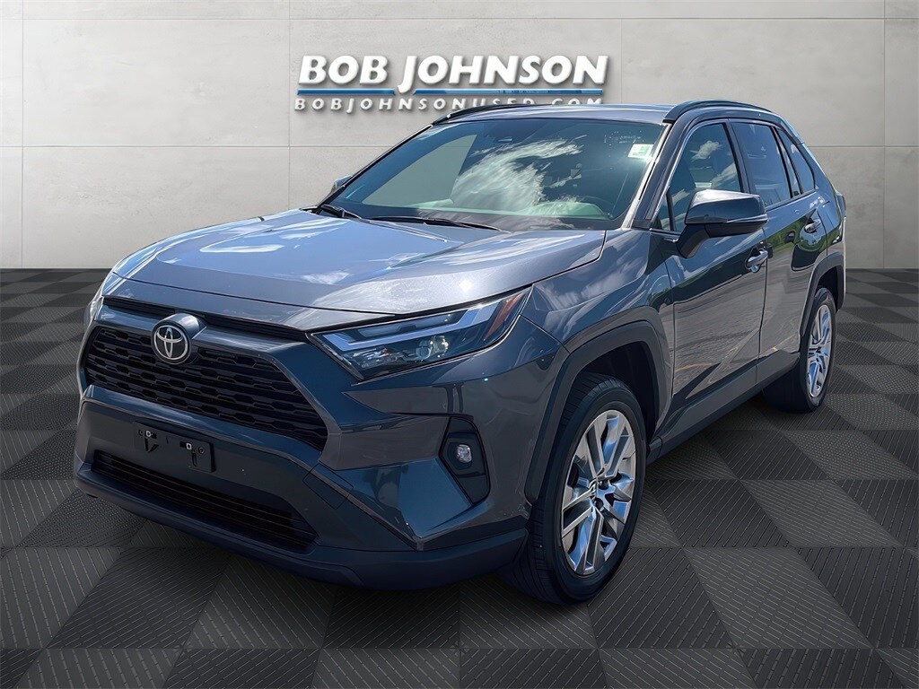 2022 Toyota RAV4 XLE Premium photo 3
