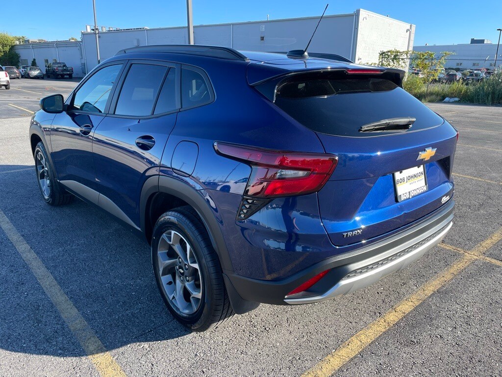 2024 Chevrolet Trax LT photo 4