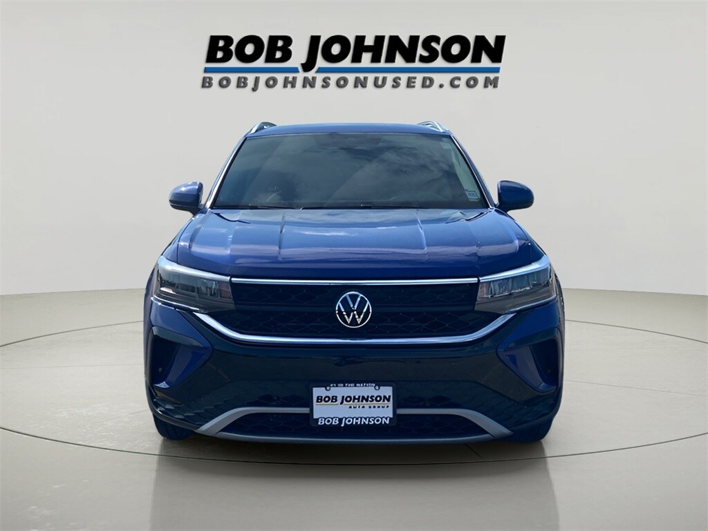 2022 Volkswagen Taos SE photo 2