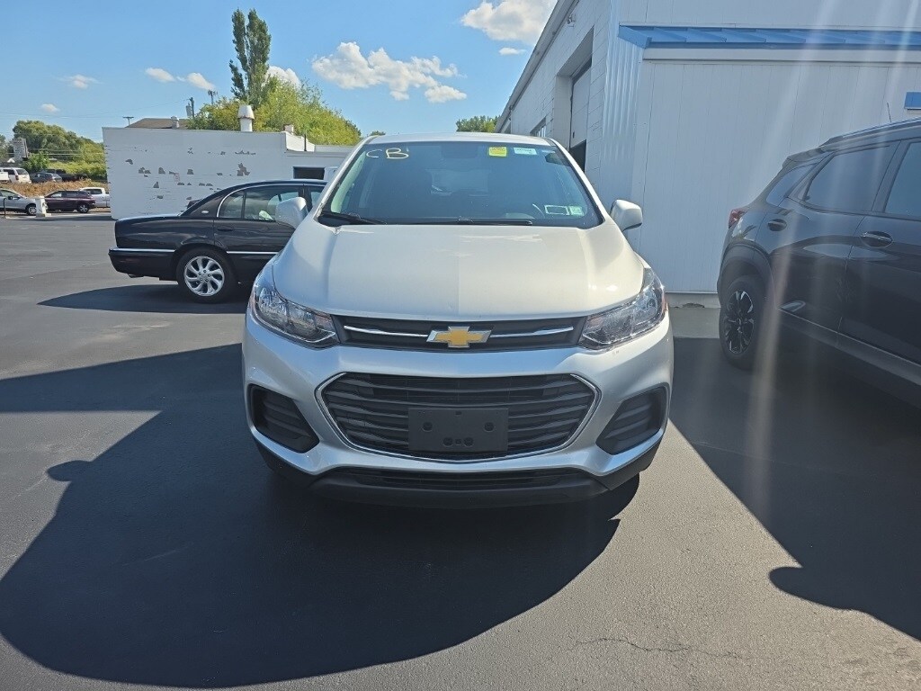 2022 Chevrolet Trax LS photo 2