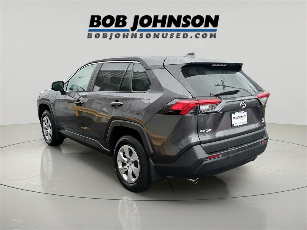 2023 Toyota RAV4 LE photo 3
