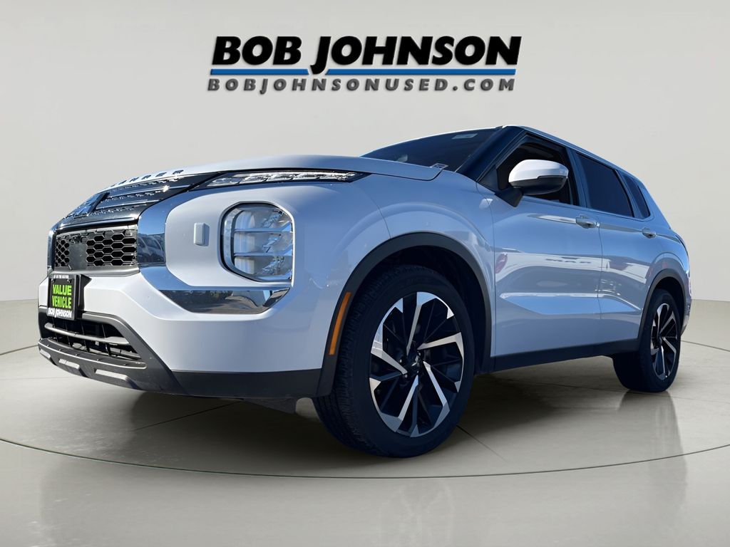 2022 Mitsubishi Outlander ES photo 3