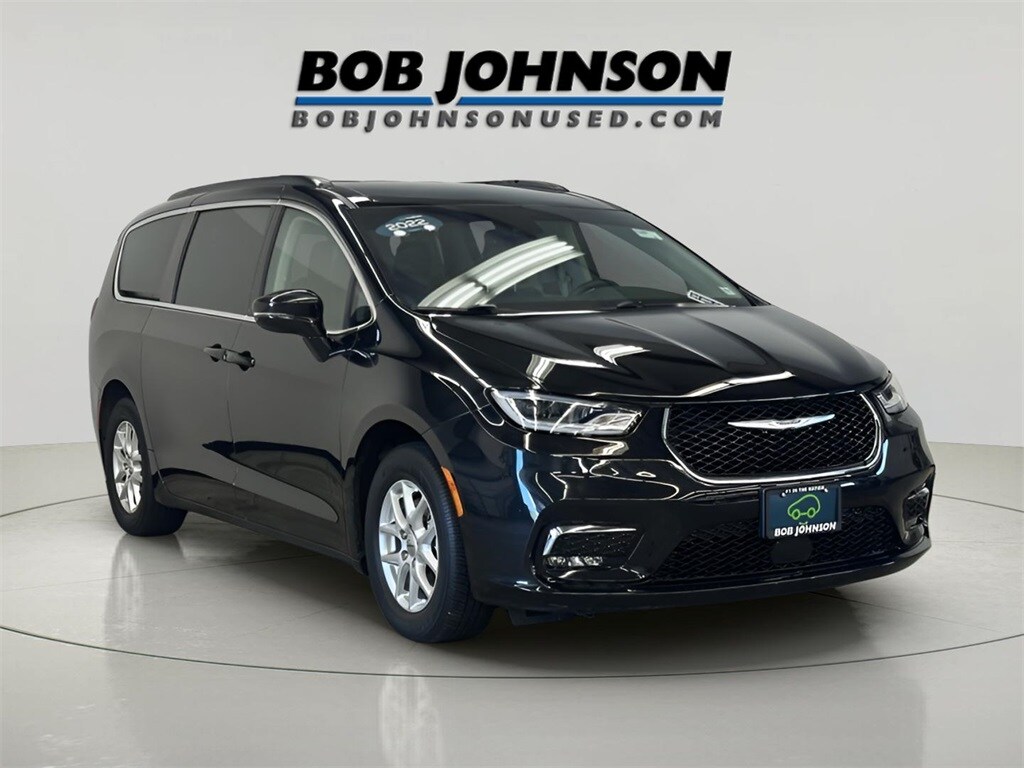 2022 Chrysler Pacifica Touring L photo 2