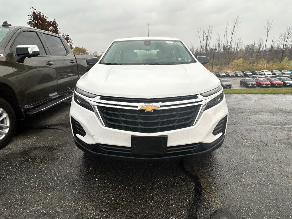 2022 Chevrolet Equinox LS photo 2
