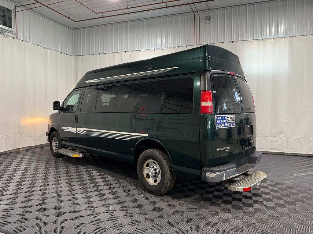 2013 Chevrolet Express 3500 LT Passenger photo 2