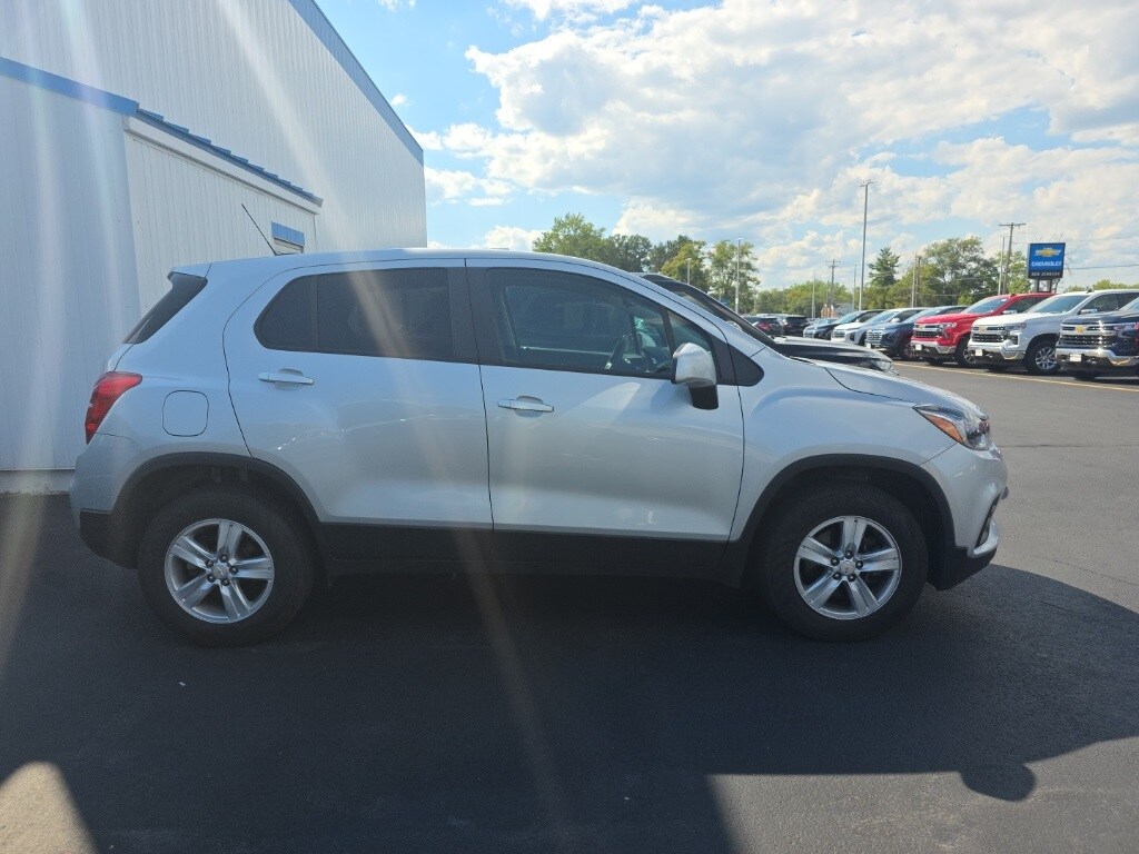 2022 Chevrolet Trax LS photo 4