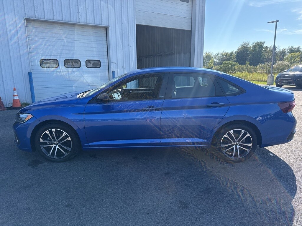 2023 Volkswagen Jetta 1.5T Sport photo 4