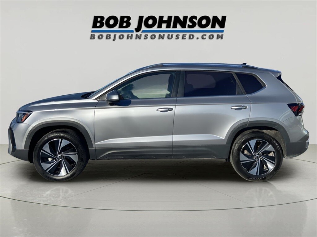 2025 Volkswagen Taos SE photo 3