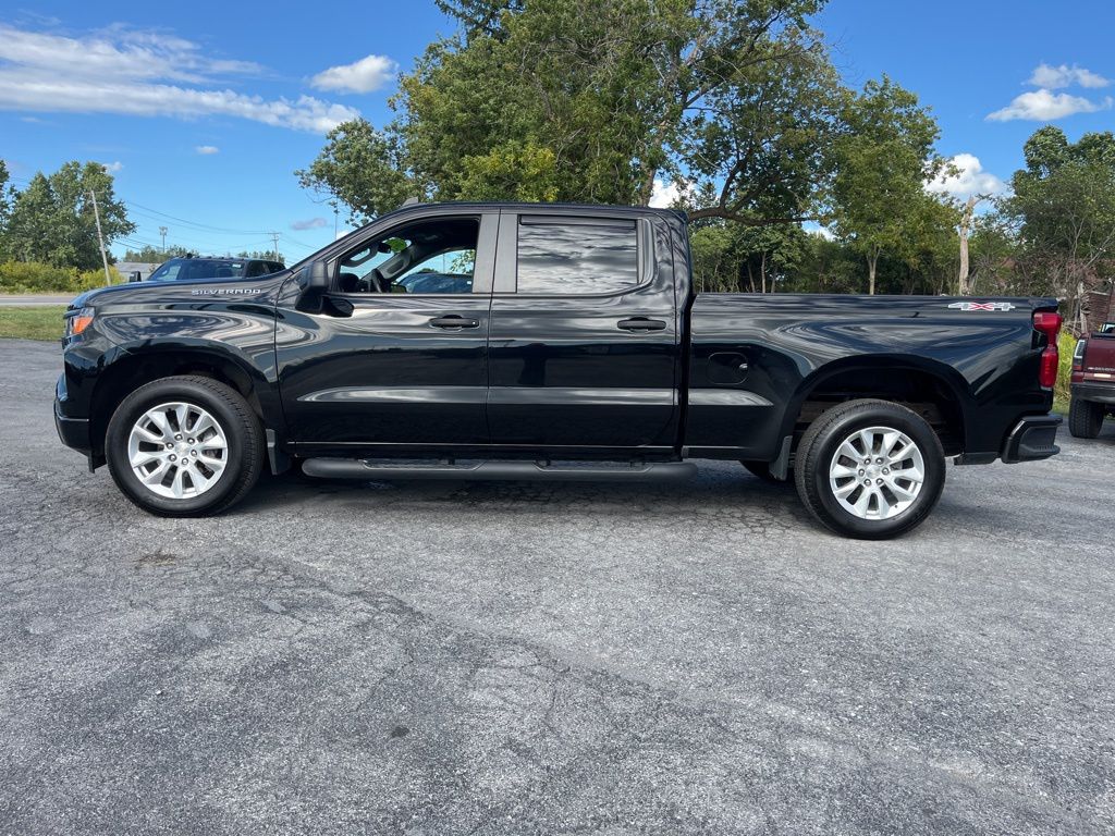 2023 Chevrolet Silverado 1500 Custom photo 3