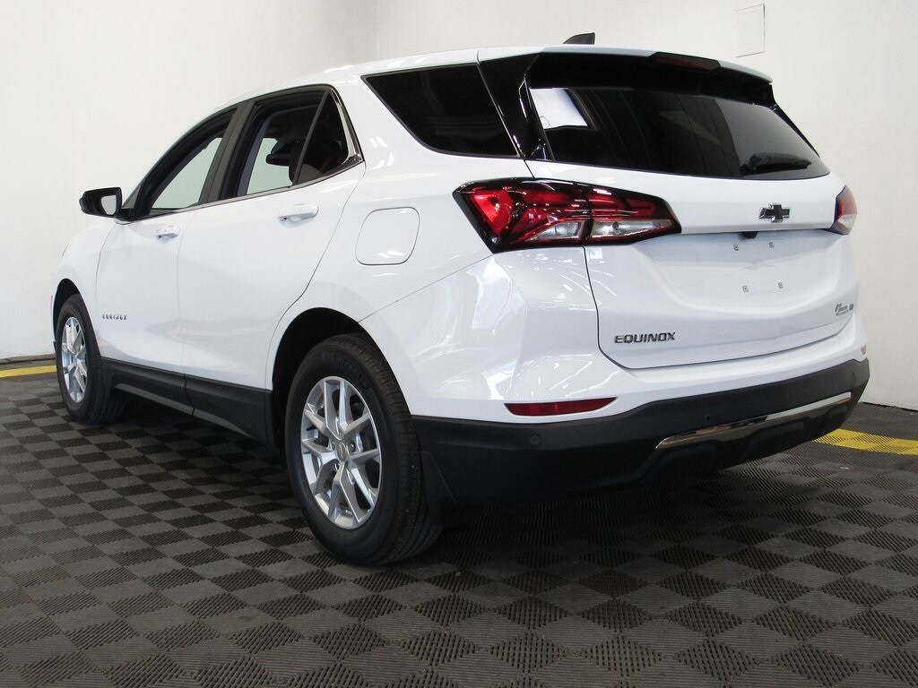 2024 Chevrolet Equinox LT photo 2