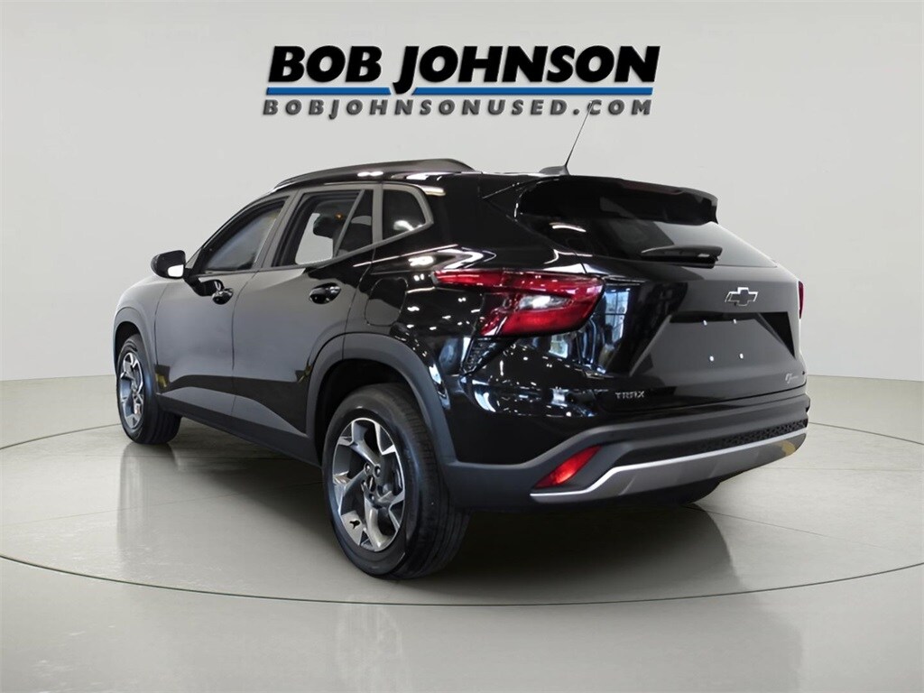 2025 Chevrolet Trax LT photo 2