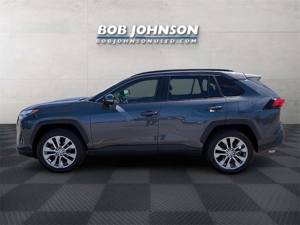2022 Toyota RAV4 XLE Premium photo 4