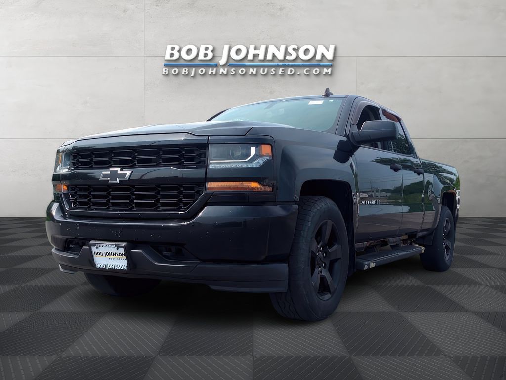 2017 Chevrolet Silverado 1500 Custom photo 3