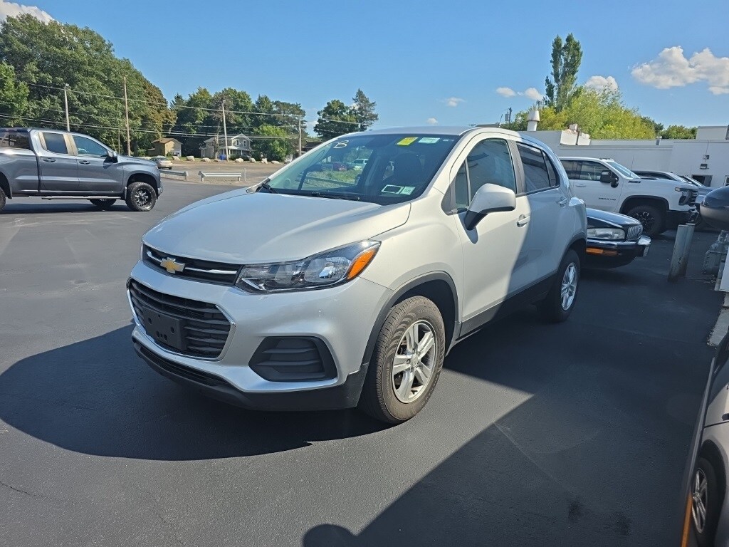 2022 Chevrolet Trax LS photo 3