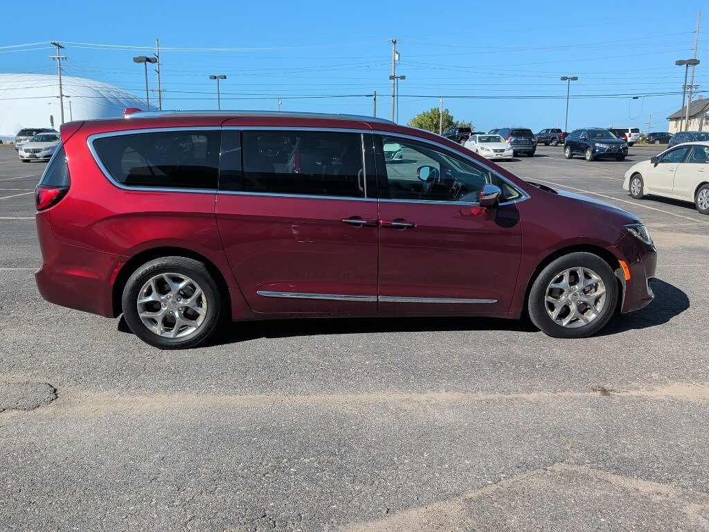 2018 Chrysler Pacifica Limited photo 2