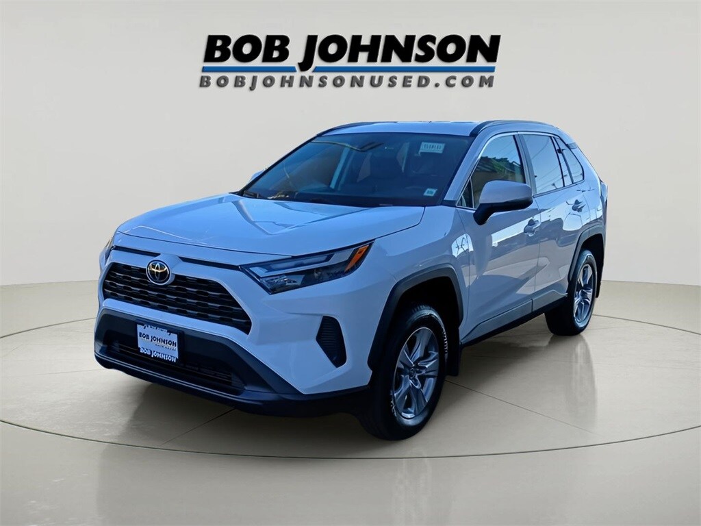 2023 Toyota RAV4 XLE photo 3