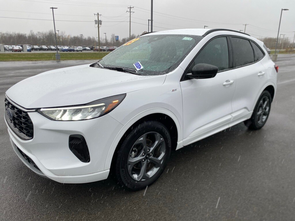2023 Ford Escape ST-Line photo 2