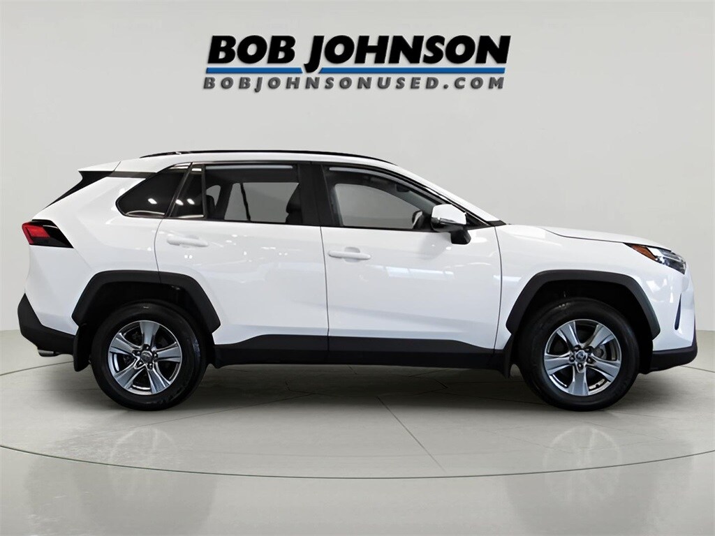 2024 Toyota RAV4 XLE photo 3