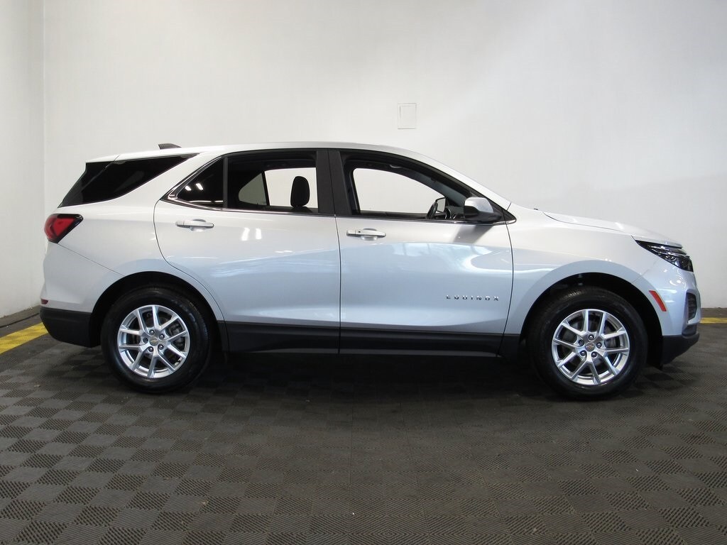 2022 Chevrolet Equinox LT photo 2